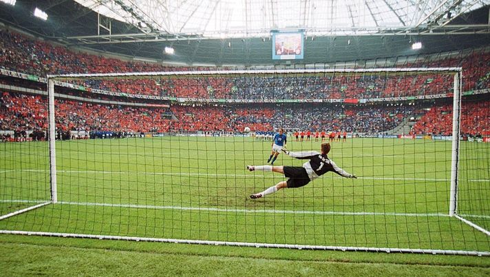 Cucchiaio Totti Euro 2000 Italia-Olanda (credits Getty Images) 