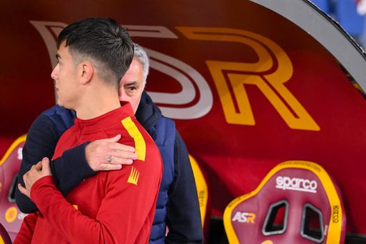 Roma-Genoa Coppa Italia, Mourinho abbraccia Dybala
