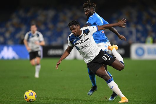 NAPLES, ITALY - FEBRUARY 03: Duvan Zapata of Atalanta B.C. battles for possession with Tiemoue Bakayoko of SSC Napoli during the Coppa Italia match between SSC Napoli and Atalanta BC at Stadio Diego Armando Maradona on February 03, 2021 in Naples, Italy. Sporting stadiums around Italy remain under strict restrictions due to the Coronavirus Pandemic as Government social distancing laws prohibit fans inside venues resulting in games being played behind closed doors. (Photo by Francesco Pecoraro/Getty Images) 