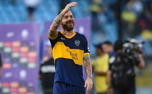 BUENOS AIRES, ARGENTINA - NOVEMBER 24: Daniele De Rossi of Boca Juniors waves the fans before a match between Boca Juniors and Union as part of Superliga 2019/20 at Estadio Alberto J. Armando on November 24, 2019 in Buenos Aires, Argentina. (Photo by Marcelo Endelli/Getty Images) BUENOS AIRES, ARGENTINA - NOVEMBER 24: Daniele De Rossi of Boca Juniors waves the fans before a match between Boca Juniors and Union as part of Superliga 2019/20 at Estadio Alberto J. Armando on November 24, 2019 in Buenos Aires, Argentina. (Photo by Marcelo Endelli/Getty Images)