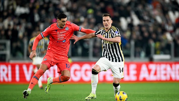 TURIN, ITALY - FEBRUARY 12: Arkadiusz Krystian Milik of Juventus is challenged by Lorenzo Lucca of Udinese during the Serie A TIM match between Juventus and Udinese Calcio - Serie A TIM at Allianz Stadium on February 12, 2024 in Turin, Italy. (Photo by Daniele Badolato - Juventus FC/Juventus FC via Getty Images ) Juventus-Udinese 0-1 / Le pagelle della redazione: impresa bianconera- immagine 1