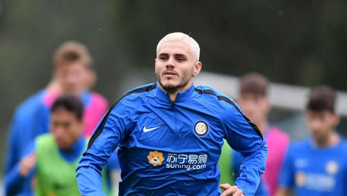 Spalletti scherza sui capelli di Icardi: “Con quel bagliore sarà più facile riconoscerlo e servirlo” Spalletti scherza sui capelli di Icardi: “Con quel bagliore sarà più facile riconoscerlo e servirlo”
