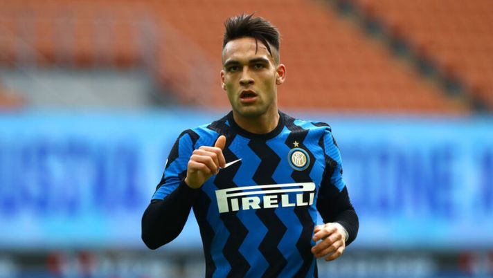 MILAN, ITALY - JANUARY 03: Lautaro Martinez of Inter Milan celebrates after scoring their team's first goal during the Serie A match between FC Internazionale and FC Crotone at Stadio Giuseppe Meazza on January 03, 2021 in Milan, Italy. Sporting stadiums around Italy remain under strict restrictions due to the Coronavirus Pandemic as Government social distancing laws prohibit fans inside venues resulting in games being played behind closed doors. (Photo by Marco Luzzani/Getty Images) ULTIM’ORA – Gol di Lautaro o autogol di Marrone? La decisione della Lega Calcio - immagine 1