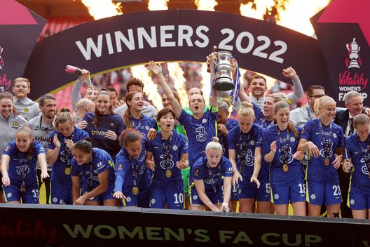 LONDON, ENGLAND - MAY 15: Magdalena Eriksson and Millie Bright of Chelsea lift the Vitality Women's FA Cup trophy after their sides victory during the Vitality Women's FA Cup Final match between Chelsea Women and Manchester City Women at Wembley Stadium on May 15, 2022 in London, England. (Photo by Bryn Lennon/Getty Images) C’è un Chelsea che vince in FA CUP: la squadra femminile si impone 3-2 sul City e centra il double- immagine 2