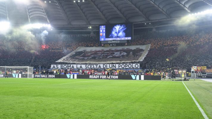 Roma, striscione dei tifosi contro la squadra: “Non siete degni di questa maglia, mercenari” - immagine 1