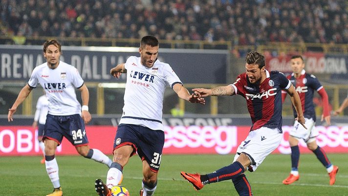 BOLOGNA, ITALY - NOVEMBER 04: Simone Verdi of Bologna FC kicks towards the goal during the Serie A match between Bologna FC and FC Crotone at Stadio Renato Dall'Ara on November 4, 2017 in Bologna, Italy.  (Photo by Mario Carlini / Iguana Press/Getty Images) 
