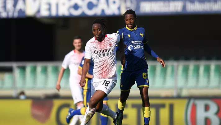 VERONA, ITALY - MARCH 07: Soualiho Meite of A.C. Milan runs with the ball whilst under pressure from Adrien Tameze of Hellas Verona during the Serie A match between Hellas Verona FC  and AC Milan at Stadio Marcantonio Bentegodi on March 07, 2021 in Verona, Italy. Sporting stadiums around Italy remain under strict restrictions due to the Coronavirus Pandemic as Government social distancing laws prohibit fans inside venues resulting in games being played behind closed doors. (Photo by Alessandro Sabattini/Getty Images)