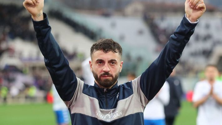 FLORENCE, ITALY - FEBRUARY 19: Francesco Caputo of Empoli FC greets the fans after the Serie A match between ACF Fiorentina and Empoli FC at Stadio Artemio Franchi on February 19, 2023 in Florence, Italy. (Photo by Gabriele Maltinti/Getty Images) Empoli, si decide oggi per Caputo: la probabile formazione con e senza Ciccio - immagine 1