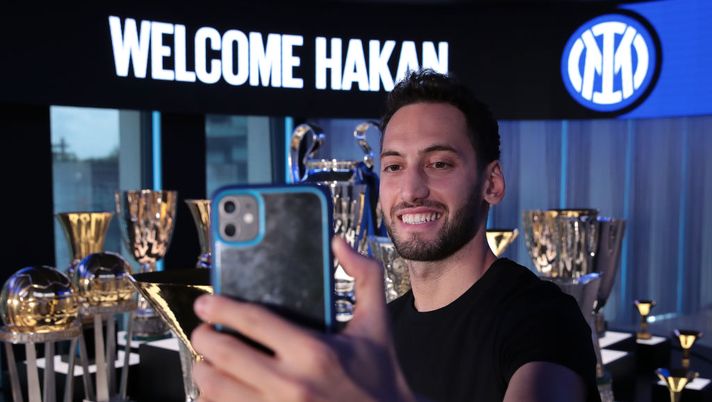 MILAN, ITALY - JUNE 22: FC Internazionale new signing Hakan Calhanoglu poses at FC Internazionale headquarters on June 22, 2021 in Milan, Italy. (Photo by Emilio Andreoli - Inter/Inter via Getty Images) MILAN, ITALY - JUNE 22: FC Internazionale new signing Hakan Calhanoglu poses at FC Internazionale headquarters on June 22, 2021 in Milan, Italy. (Photo by Emilio Andreoli - Inter/Inter via Getty Images)