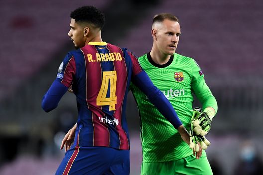 BARCELONA, SPAIN - DECEMBER 08: Marc-Andre ter Stegen shakes hands with his team mate Ronald Araujo of FC Barcelona looks on during the warm up prior to the UEFA Champions League Group G stage match between FC Barcelona and Juventus at Camp Nou on December 08, 2020 in Barcelona, Spain. Sporting stadiums around Spain remain under strict restrictions due to the Coronavirus Pandemic as Government social distancing laws prohibit fans inside venues resulting in games being played behind closed doors. (Photo by David Ramos/Getty Images) La flessione di Ter Stegen: da intoccabile a cedibile- immagine 2