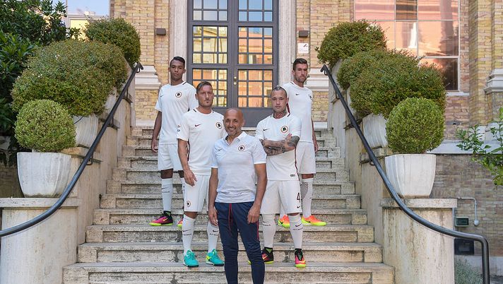 (L-R) Juan Jesus, Francesco Totti, Luciano Spalletti, Radja Nainggolan and Kevin Strootman attend the opening of AS Roma new store at Via Del Corso on July 21, 2016 in Rome, Italy. (L-R) Juan Jesus, Francesco Totti, Luciano Spalletti, Radja Nainggolan and Kevin Strootman attend the opening of AS Roma new store at Via Del Corso on July 21, 2016 in Rome, Italy.