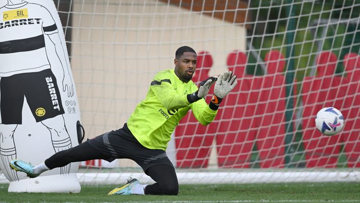 CAIRATE, ITALY - AUGUST 18: Mike Maignan of AC Milan in action during AC Milan training session at Milanello on August 18, 2022 in Cairate, Italy. (Photo by Claudio Villa/AC Milan via Getty Images)