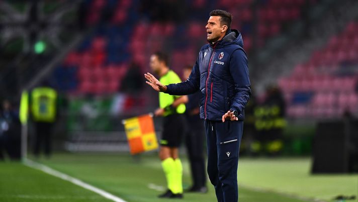 BOLOGNA, ITALY - NOVEMBER 12:Thiago Motta head coach of Bologna FC gestures during the Serie A match between Bologna FC and US Sassuolo at Stadio Renato Dall'Ara on November 12, 2022 in Bologna, Italy. (Photo by Alessandro Sabattini/Getty Images) Repubblica – Motta e Mou, ieri insieme e oggi contro - immagine 1