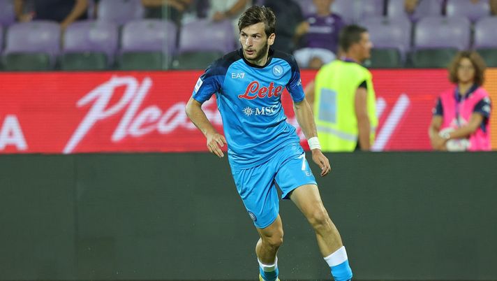 FLORENCE, ITALY - AUGUST 28: Khvicha Kvaratskhelia of SSC Napoli in action during the Serie A match between ACF Fiorentina and SSC Napoli at Stadio Artemio Franchi on August 28, 2022 in Florence, Italy. (Photo by Gabriele Maltinti/Getty Images) Tentazioni Raspadori ed Elmas per Spalletti: come può cambiare la formazione del Napoli - immagine 1