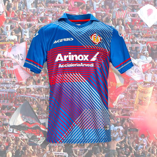 Terza maglia Cremonese: entrano in scena il blu e le…righe oblique…- immagine 2