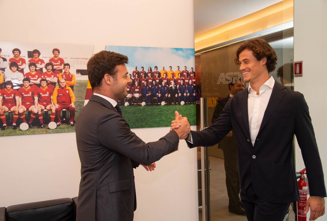Ecco Svilar: gli scatti tra arrivo, firma e nuova maglia a Trigoria – FOTO GALLERY - immagine 20