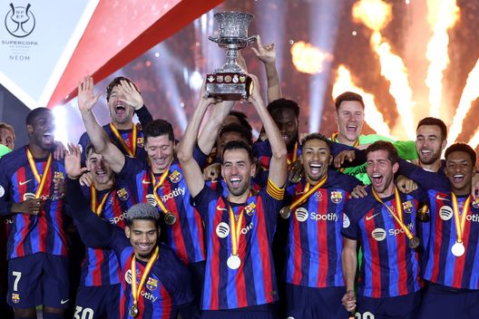 RIYADH, SAUDI ARABIA - JANUARY 15: Sergio Busquets of FC Barcelona lifts the Super Copa de Espana trophy after the team's victory during the Super Copa de Espana Final match between Real Madrid and FC Barcelona at King Fahd International Stadium on January 15, 2023 in Riyadh, Saudi Arabia. (Photo by Yasser Bakhsh/Getty Images) Barcellona, vittoria che riapre la corsa a “quota 100” con il Real. Ora è testa a testa: 97-98 - immagine 1