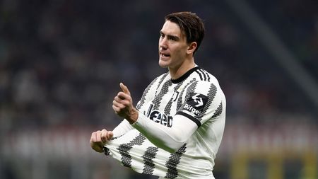 MILAN, ITALY - OCTOBER 08: Dusan Vlahovic of Juventus reacts as they gesture to the Referee during the Serie A match between AC Milan and Juventus at Stadio Giuseppe Meazza on October 08, 2022 in Milan, Italy. (Photo by Marco Luzzani/Getty Images)