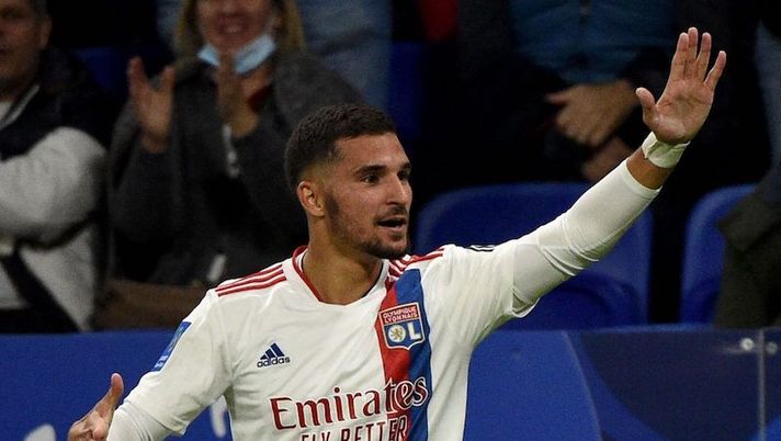 Lyon's French midfielder Houssem Aouar (C) celebrates after scoring during the French L1 football match between Olympique Lyonnais (OL) and RC Lens at The Groupama Stadium in Decines-Charpieu, central-eastern France on October 30, 2021. (Photo by JEAN-PHILIPPE KSIAZEK / AFP) (Photo by JEAN-PHILIPPE KSIAZEK/AFP via Getty Images)  Milan, Gazzetta: “Aouar tutto e subito: la cifra pronta a gennaio per anticipare tutti” - immagine 1