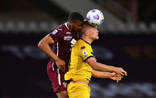 TURIN, ITALY - MAY 03: Andreas Cornelius of Parma Calcio 1913 competes for a header with Gleison Bremer of Torino FC during the Serie A match between Torino FC and Parma Calcio at Stadio Olimpico di Torino on May 03, 2021 in Turin, Italy. Sporting stadiums around Italy remain under strict restrictions due to the Coronavirus Pandemic as Government social distancing laws prohibit fans inside venues resulting in games being played behind closed doors. (Photo by Valerio Pennicino/Getty Images) TURIN, ITALY - MAY 03: Andreas Cornelius of Parma Calcio 1913 competes for a header with Gleison Bremer of Torino FC during the Serie A match between Torino FC and Parma Calcio at Stadio Olimpico di Torino on May 03, 2021 in Turin, Italy. Sporting stadiums around Italy remain under strict restrictions due to the Coronavirus Pandemic as Government social distancing laws prohibit fans inside venues resulting in games being played behind closed doors. (Photo by Valerio Pennicino/Getty Images)