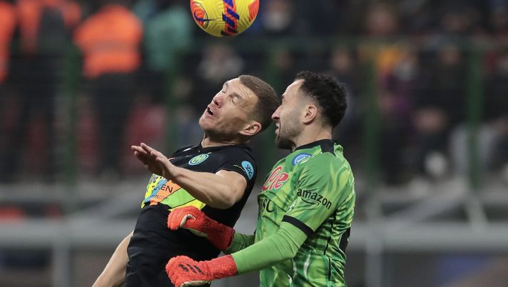 MILAN, ITALY - NOVEMBER 21: Edin Dzeko of FC Internazionale battles for possession with David Ospina of SSC Napoli during the Serie A match between FC Internazionale and SSC Napoli at Stadio Giuseppe Meazza on November 21, 2021 in Milan, Italy. (Photo by Emilio Andreoli - Inter/Inter via Getty Images) MILAN, ITALY - NOVEMBER 21: Edin Dzeko of FC Internazionale battles for possession with David Ospina of SSC Napoli during the Serie A match between FC Internazionale and SSC Napoli at Stadio Giuseppe Meazza on November 21, 2021 in Milan, Italy. (Photo by Emilio Andreoli - Inter/Inter via Getty Images)