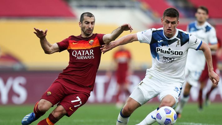 ROME, ITALY - APRIL 22: Henrikh Mkhitaryan of A.S Roma battles for possession with Joakim Maehle of Atalanta B.C. during the Serie A match between AS Roma and Atalanta BC at Stadio Olimpico on April 22, 2021 in Rome, Italy. Sporting stadiums around Italy remain under strict restrictions due to the Coronavirus Pandemic as Government social distancing laws prohibit fans inside venues resulting in games being played behind closed doors. (Photo by Paolo Bruno/Getty Images) ROME, ITALY - APRIL 22: Henrikh Mkhitaryan of A.S Roma battles for possession with Joakim Maehle of Atalanta B.C. during the Serie A match between AS Roma and Atalanta BC at Stadio Olimpico on April 22, 2021 in Rome, Italy. Sporting stadiums around Italy remain under strict restrictions due to the Coronavirus Pandemic as Government social distancing laws prohibit fans inside venues resulting in games being played behind closed doors. (Photo by Paolo Bruno/Getty Images)