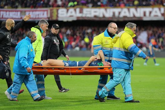 SALERNO, ITALY - NOVEMBER 05: Matteo Lovato of US Salernitana injured during the Serie A match between Salernitana and US Cremonese at Stadio Arechi on November 05, 2022 in Salerno, Stadio Arechi. (Photo by Francesco Pecoraro/Getty Images) La Salernitana perde un difensore in vista della Fiorentina? La situazione- immagine 2