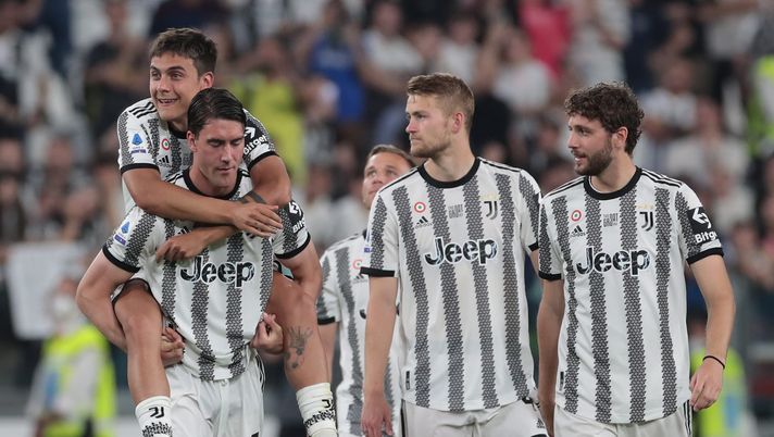 TURIN, ITALY - MAY 16: Dusan Vlahovic and Paulo Dybala of Juventus acknowledge the fans during a tribute from teammates and fans following their draw in the Serie A match between Juventus and SS Lazio at Allianz Stadium on May 16, 2022 in Turin, Italy. (Photo by Emilio Andreoli/Getty Images) Juve, i convocati di Allegri: ok Vlahovic e Dybala, ci sono alcuni giovani - immagine 1
