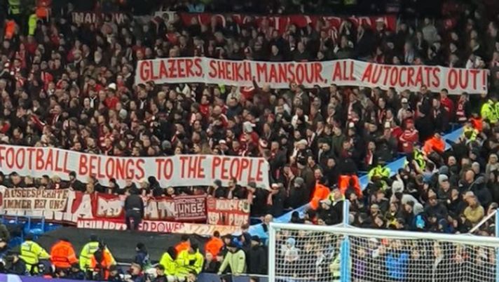 Manchester City-Bayern Monaco, striscione dei bavaresi anti Mansour: “Via autocrati” Manchester City