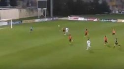 VIDEO / Autogol folle in Polonia, il difensore decide di fare un campanile…