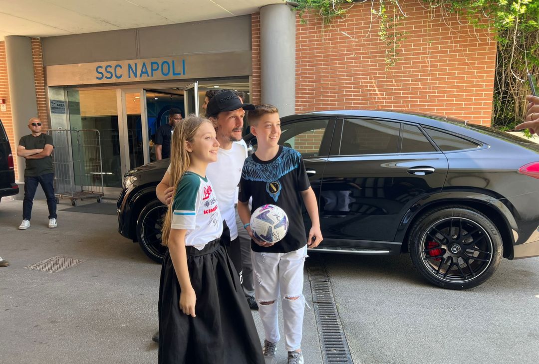 GALLERY Mario Rui firma autografi dopo la premiazione a Castel Volturno - immagine 2