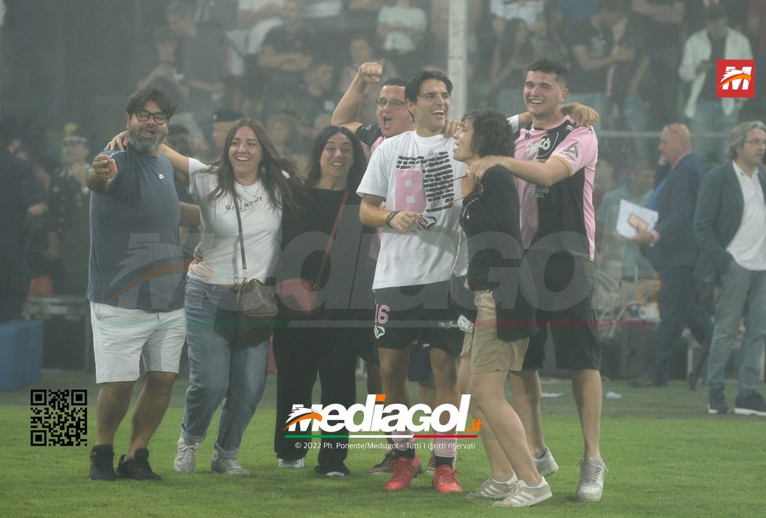 FOTO Palermo in Serie B, i festeggiamenti dei rosanero al Renzo Barbera (Gallery) - immagine 39