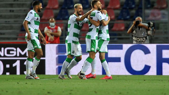 BOLOGNA, ITALY - JULY 08: Domenico Berardi of US Sassuolo celebrates after scoring the opening goal during the Serie A match between Bologna FC and US Sassuolo at Stadio Renato Dall'Ara on July 08, 2020 in Bologna, Italy. (Photo by Mario Carlini / Iguana Press/Getty Images) BOLOGNA, ITALY - JULY 08: Domenico Berardi of US Sassuolo celebrates after scoring the opening goal during the Serie A match between Bologna FC and US Sassuolo at Stadio Renato Dall'Ara on July 08, 2020 in Bologna, Italy. (Photo by Mario Carlini / Iguana Press/Getty Images)