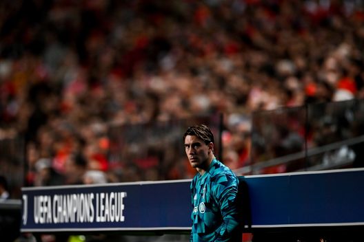 LISBON, PORTUGAL - OCTOBER 25: Dusan Vlahovic of Juventus looks on from the bench during the UEFA Champions League group H match between SL Benfica and Juventus at Estadio do Sport Lisboa e Benfica on October 25, 2022 in Lisbon, Portugal. (Photo by Daniele Badolato - Juventus FC/Juventus FC via Getty Images) “No Sofyan, non lo fare!”: il silenzioso grido di Dusan e Alvaro- immagine 2