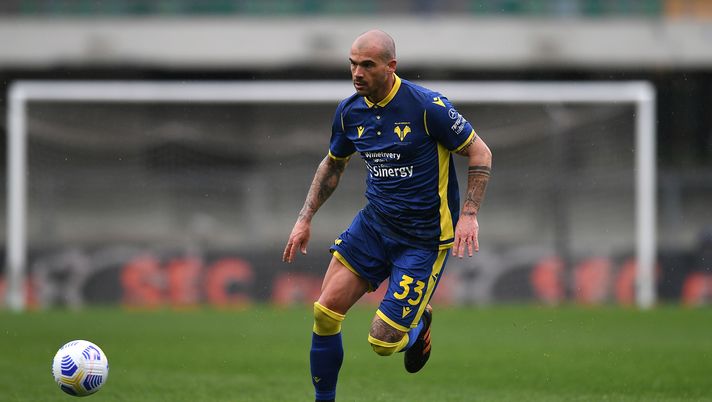 VERONA, ITALY - APRIL 11: Stefano Sturaro of Hellas Verona in action during the Serie A match between Hellas Verona FC  and SS Lazio at Stadio Marcantonio Bentegodi on April 11, 2021 in Verona, Italy. (Photo by Alessandro Sabattini/Getty Images) 