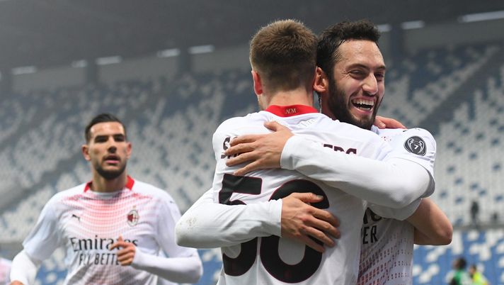 Hakan Calhanoglu e Alexis Saelemaekers, mentre esultano per il gol del belga (Getty Images) 