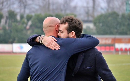 Bianchini abbraccia il suo 'scopritore', il ds Serafini Arzignano, Bianchini fa 100: da “Mister Nessuno” a condottiero gialloceleste- immagine 2
