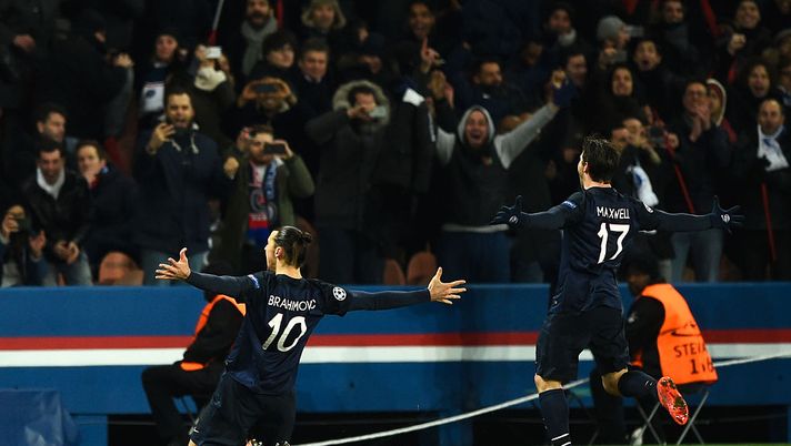 PARIS, FRANCE - FEBRUARY 16: Zlatan Ibrahimovic of Paris Saint-Germain (10) celebrates with Maxwell as he scores their first goal from a free kick during the UEFA Champions League round of 16 first leg match between Paris Saint-Germain and Chelsea at Parc des Princes on February 16, 2016 in Paris, France. (Photo by Mike Hewitt/Getty Images) “Il Parco dei Principi non è in vendita”: il sindaco di Parigi contro il PSG, che può lasciare il suo stadio! - immagine 1