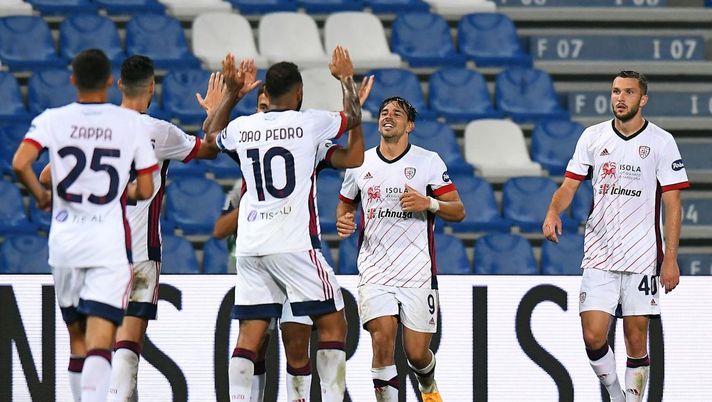 REGGIO NELL'EMILIA, ITALY - SEPTEMBER 20: Giovanni Simeone of Cagliari Calcio celebrates after scoring the opening goal during the Serie A match between US Sassuolo and Cagliari Calcio at Mapei Stadium - Città del Tricolore on September 20, 2020 in Reggio nell'Emilia, Italy. (Photo by Alessandro Sabattini/Getty Images) REGGIO NELL'EMILIA, ITALY - SEPTEMBER 20: Giovanni Simeone of Cagliari Calcio celebrates after scoring the opening goal during the Serie A match between US Sassuolo and Cagliari Calcio at Mapei Stadium - Città del Tricolore on September 20, 2020 in Reggio nell'Emilia, Italy. (Photo by Alessandro Sabattini/Getty Images)