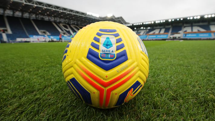 BERGAMO, ITALY - JANUARY 06: The Nike Flight Hi-Vis Serie A match ball is seen on the pitch prior to the Serie A match between Atalanta BC and Parma Calcio at Gewiss Stadium on January 06, 2021 in Bergamo, Italy. Sporting stadiums around Italy remain under strict restrictions due to the Coronavirus Pandemic as Government social distancing laws prohibit fans inside venues resulting in games being played behind closed doors. (Photo by Emilio Andreoli/Getty Images) BERGAMO, ITALY - JANUARY 06: The Nike Flight Hi-Vis Serie A match ball is seen on the pitch prior to the Serie A match between Atalanta BC and Parma Calcio at Gewiss Stadium on January 06, 2021 in Bergamo, Italy. Sporting stadiums around Italy remain under strict restrictions due to the Coronavirus Pandemic as Government social distancing laws prohibit fans inside venues resulting in games being played behind closed doors. (Photo by Emilio Andreoli/Getty Images)