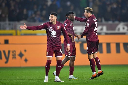 TURIN, ITALY - FEBRUARY 20: Wilfried Singo of Torino FC celebrates a goal with team mate Mergim Vojvoda during the Serie A match between Torino FC and US Cremonese at Stadio Olimpico di Torino on February 20, 2023 in Turin, . (Photo by Valerio Pennicino/Getty Images) Torino, Singo torna al gol: con Aina squalificato, il derby è suo- immagine 2