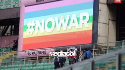 FOTO, tifosi del Palermo allo stadio dicono no alla guerra Ucraina-Russia