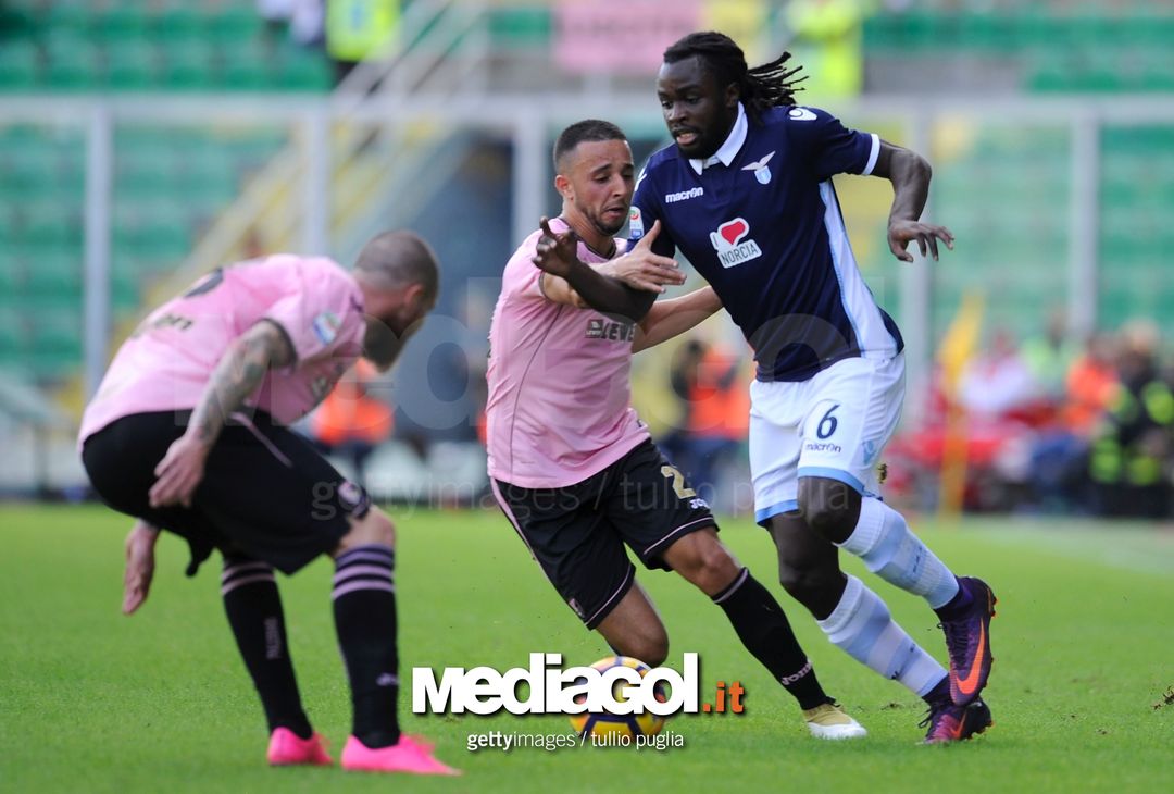  PALERMO, PALERMO - NOVEMBER 27:  (R-L) Jordan Lukaku SS Lazio competes for the ball with Bruno Enrique of US Citta di Palermo during the Serie A match between US Citta di Palermo and SS Lazio at Stadio Renzo Barbera on November 27, 2016 in Palermo, Italy.  (Photo by Marco Rosi/Getty Images) 