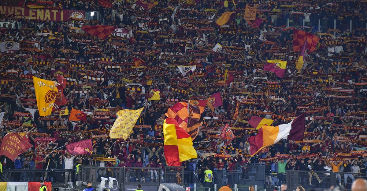 FOTO Adesivi Hitler Con La Maglia Della Roma. Gualtieri: “Inaccettabile ...