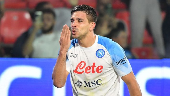 Napoli's Argentinian forward Giovanni Simeone celebrates scoring his team's second goal during the Italian Serie A football match between US Cremonese and SSC Napoli at the Giovanni Zini stadium in Cremona on October 9, 2022. (Photo by Tiziana FABI / AFP) (Photo by TIZIANA FABI/AFP via Getty Images) Il Napoli perde Simeone per infortunio. Sky: “Cosa filtra sui possibili tempi di recupero” - immagine 1