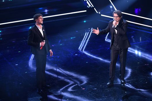  Willie Peyote e Samuele Bersani sul palco dell'Ariston (Getty Images) 