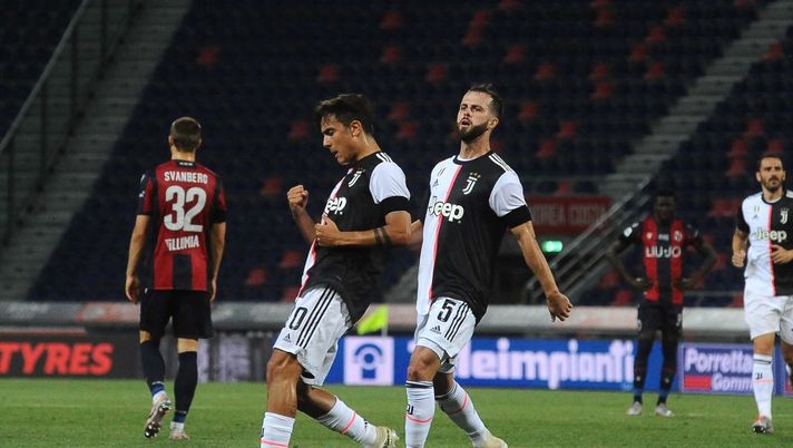 BOLOGNA, ITALY - JUNE 22: Paulo Dybala of Juventus celebrates after scoring his team's second goal during the Serie A match between Bologna FC and Juventus at Stadio Renato Dall'Ara on June 22, 2020 in Bologna, Italy. (Photo by Mario Carlini / Iguana Press/Getty Images) Qui Roma – Dybala in dubbio per la sfida contro il Bologna - immagine 1