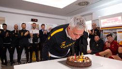 Tre torte e cori per Mourinho. Ma Zaniolo sembra triste