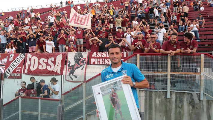 AREZZO, ITALY - SEPTEMBER 06: Manuel Pasqual of Empoli FC awarded by the Calcio Calcio fans on September 6, 2018 in Arezzo, Italy. (Photo by Gabriele Maltinti/Getty Images) AREZZO, ITALY - SEPTEMBER 06: Manuel Pasqual of Empoli FC awarded by the Calcio Calcio fans on September 6, 2018 in Arezzo, Italy. (Photo by Gabriele Maltinti/Getty Images)