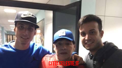 … E Maradona si porta via una maglia della Lazio (FOTO)